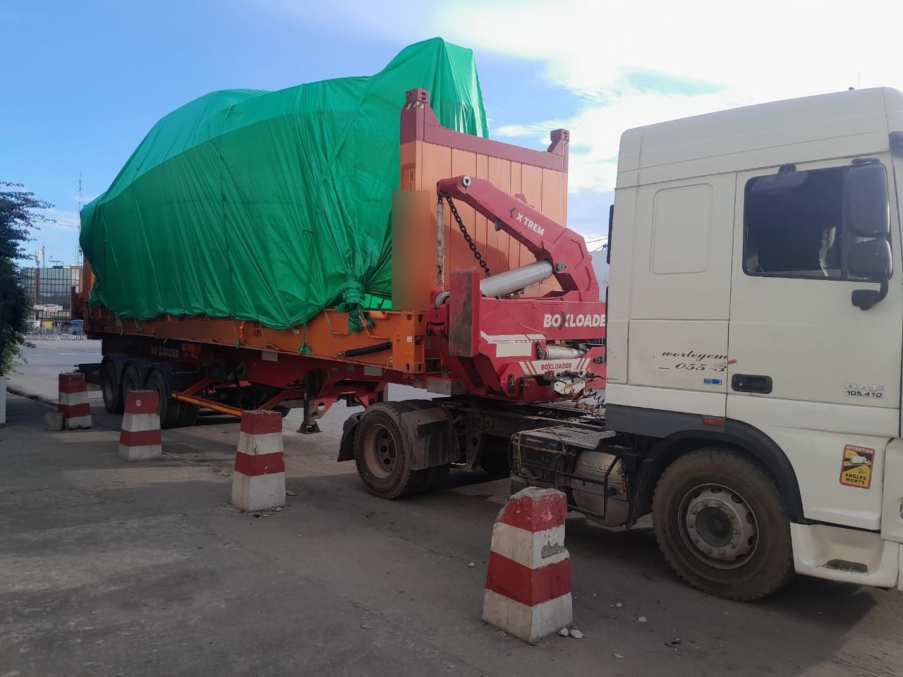 Autochargeuse ETS TANDIA FATAMA transportant un conteneur bâché