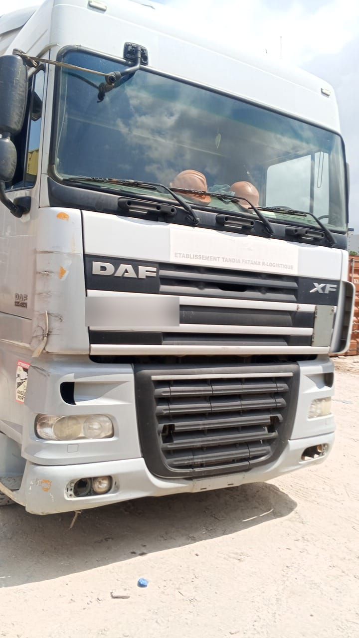 Tracteur DAF XF aux couleurs de l'entreprise