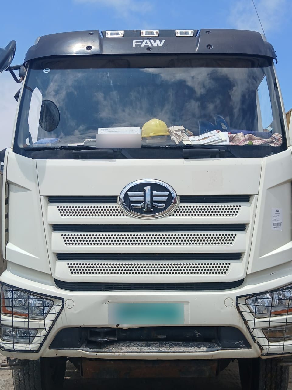 Tracteur FAW au terminal